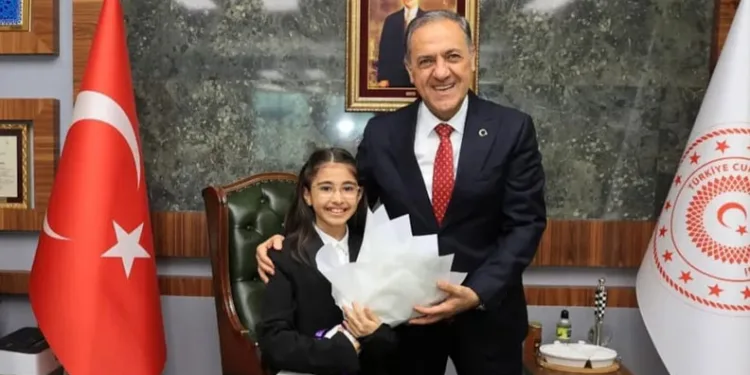Bingöl’de 23 Nisan Coşkusu: Vali ve Başkan, Makam Koltuklarını Çocuklara Devretti