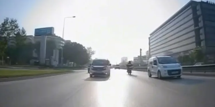 Makas atarak trafiği tehlikeye soktu