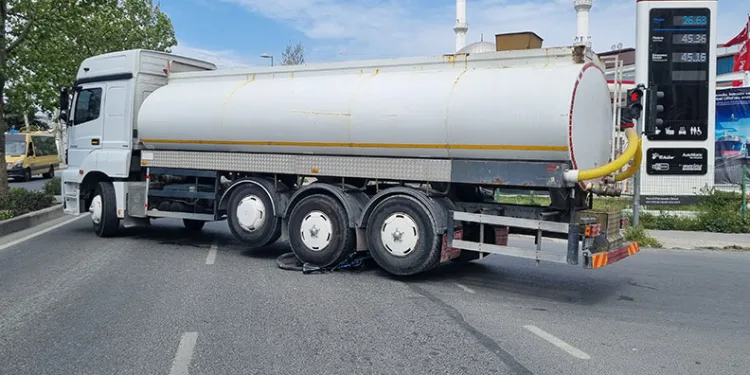 Kamyonun altında kalan bisiklet sürücüsü hayatını kaybetti
