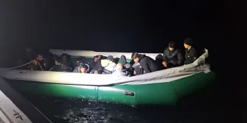 İzmir açıklarında 22 düzensiz göçmen kurtarıldı