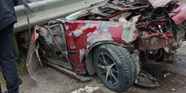 Kontrolden çıkan otomobil bariyerlere saplandı: 2 ağır yaralı