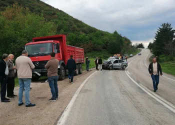 Otomobil ile kamyonet çarpıştı: 1 ölü, 1 yaralı