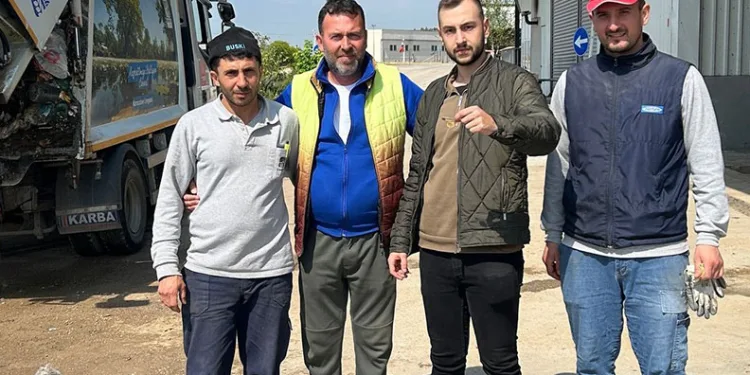 Temizlik işçileri çöpte kaybolan altınları bulup teslim etti