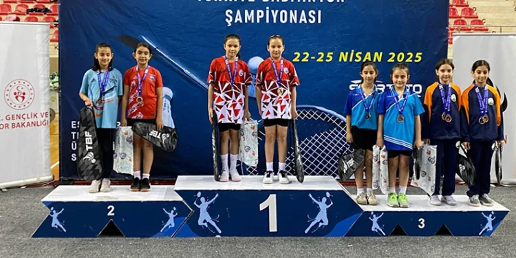 Osmangazi Belediyespor’un genç badmintoncuları göz doldurdu