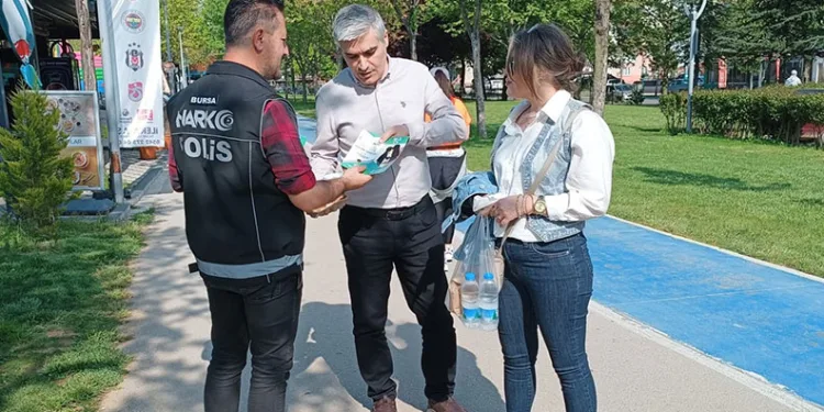 Narkotik polisi Bursa’da vatandaşları bilgilendirdi
