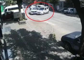 Bursa’da ana yola dikkatsiz çıkan araç kazaya sebep oldu