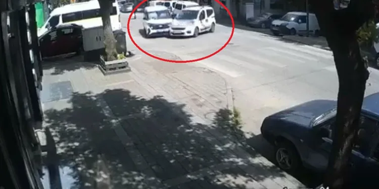 Bursa’da ana yola dikkatsiz çıkan araç kazaya sebep oldu