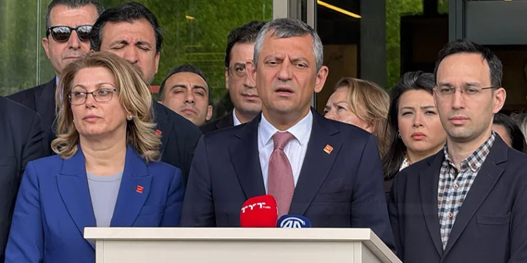 Özgür Özel’den Sırrı Süreyya Önder’e ziyaret