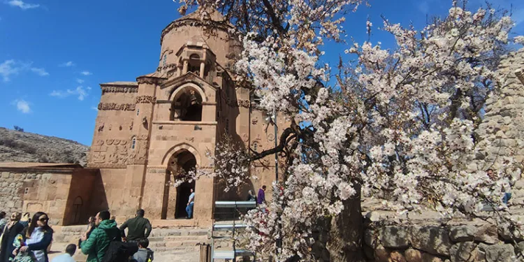 Akdamar Adası’nda bayram tatili yoğunluğu
