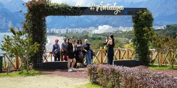 Deniz, güneş ve bayram sevinci Antalya’da buluştu