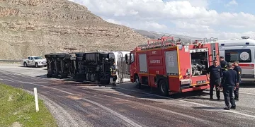Siirt’te virajı alamayan tır devrildi: 1 yaralı