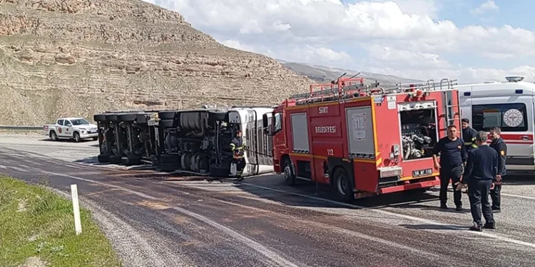 Siirt’te virajı alamayan tır devrildi: 1 yaralı