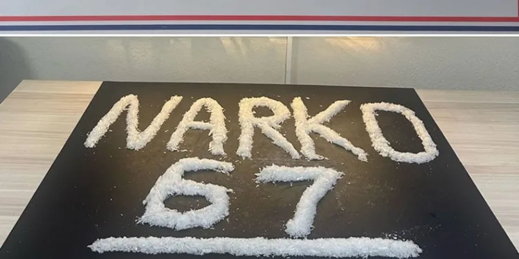 Polisin durdurduğu araçtan uyuşturucu çıktı; 2 şüpheli gözaltında