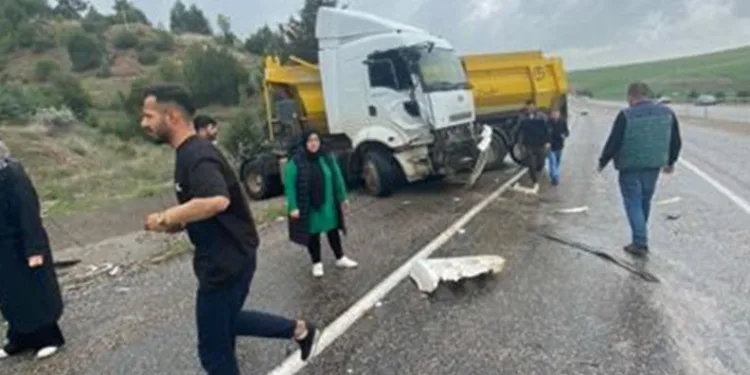 Adıyaman’da kamyon ile minibüs çarpıştı: 1 ölü