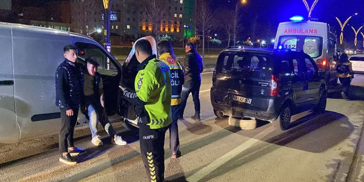 Aksaray’da 2 hafif ticari araç çarpıştı: 1 yaralı