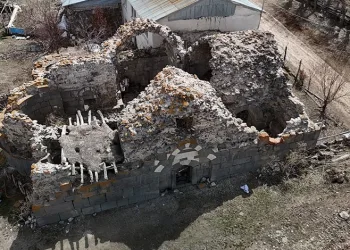 Asırlık kilise harabeye döndü