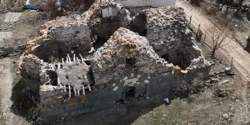 Asırlık kilise harabeye döndü