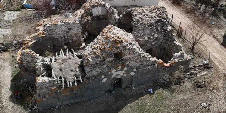 Asırlık kilise harabeye döndü