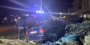 Yoldan çıkan otomobil elektrik direğine çarptı