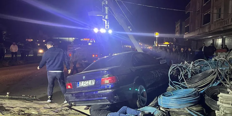 Yoldan çıkan otomobil elektrik direğine çarptı