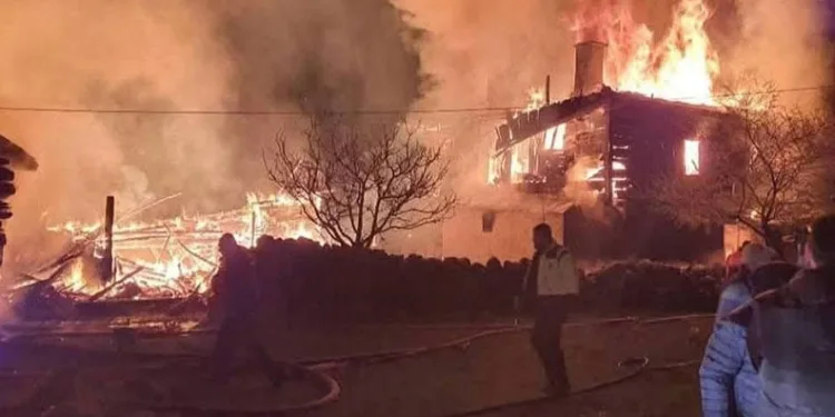 Çamlıdere’de çıkan yangında 4 ev 2 samanlık kullanılmaz hale geldi
