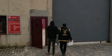 Balıkesir’de hapis cezası bulunan firarilere eş zamanlı operasyon