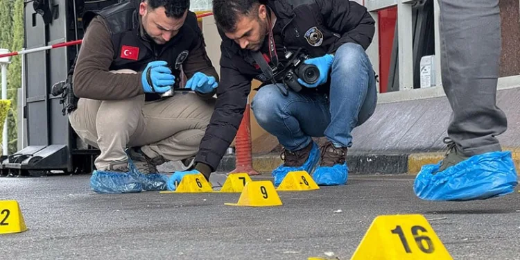 Gaziantep havalimanı girişindeki arbedede silah ateş aldı: 1’i polis 2 yaralı