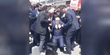 Alpaslan Türkeş’i anma programında dua eden imam bayıldı