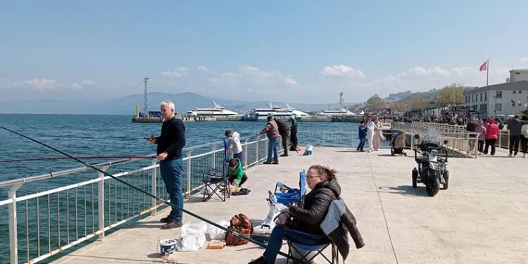 Güneşi gören Mudanya Sahili’ne koştu