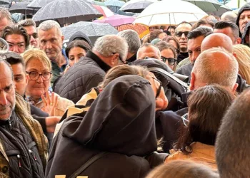 Volkan Konak’ın kızı cenaze töreninde fenalaştı