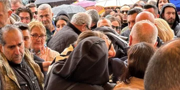 Volkan Konak’ın kızı cenaze töreninde fenalaştı