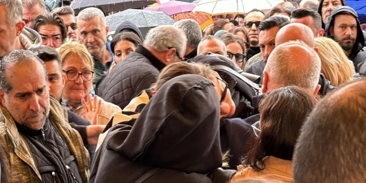 Volkan Konak’ın kızı cenaze töreninde fenalaştı