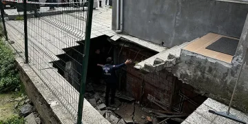 4 katlı binanın bahçe zemini çöktü