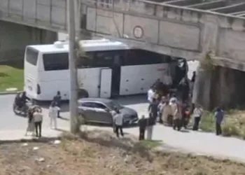 Otobüs köprü altına sıkıştı