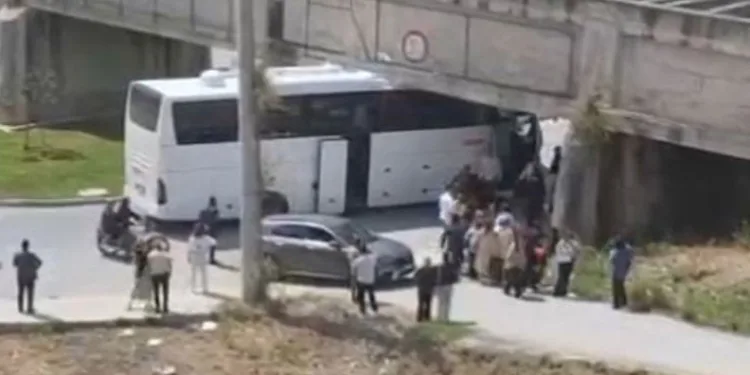 Otobüs köprü altına sıkıştı