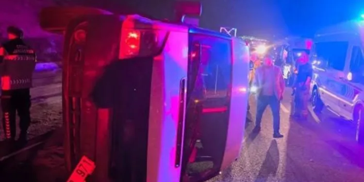 İzmir’de kontrolden çıkan minibüs takla attı: 1 ölü, 10 yaralı