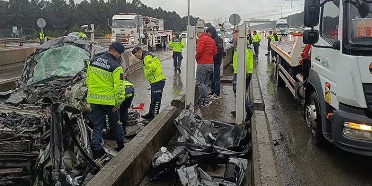 Kuzey Marmara Otoyolu Gişeler’de araç tırın altına girdi: 1 ölü