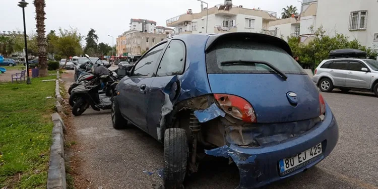 Otomobiliyle 1 araç ve 6 motosikleti hurdaya çevirdi