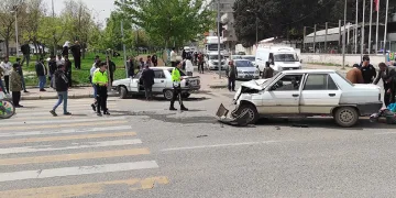 Şanlıurfa’da 2 otomobil çarpıştı: 8 yaralı