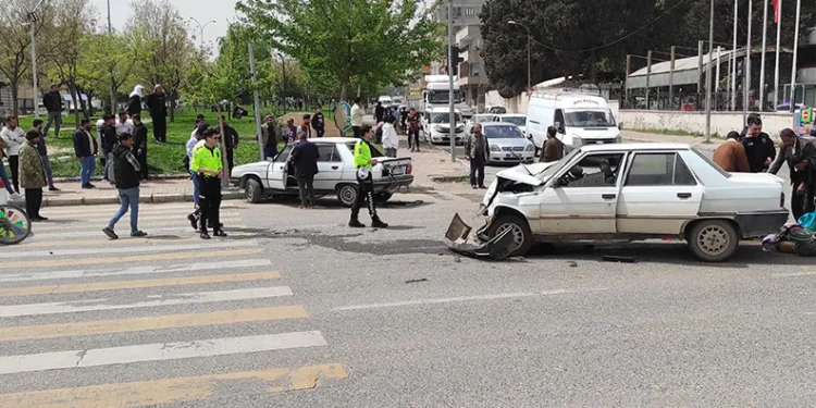 Şanlıurfa’da 2 otomobil çarpıştı: 8 yaralı