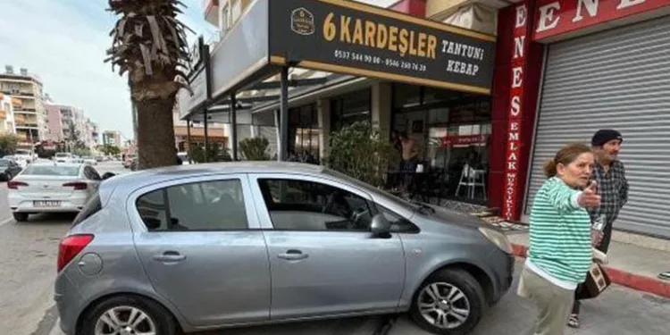 Kontrolden çıkan araç kafeye daldı