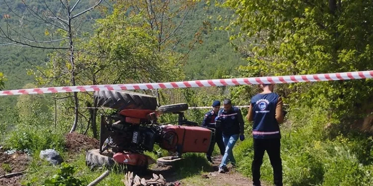 Devrilen traktörün altında kalan 85 yaşındaki adam hayatını kaybetti