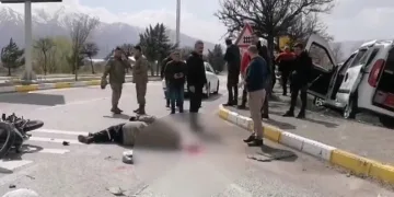 Otomobille çarpışan motosiklet sürücüsü ağır yaralandı