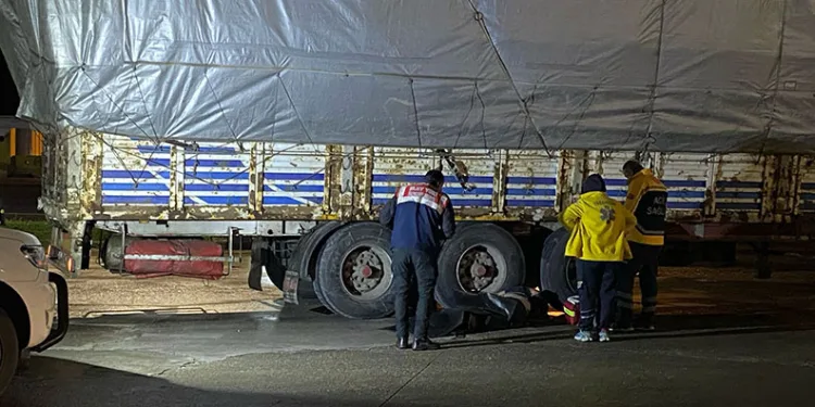 Arızalanan TIR’ın altında can verdi