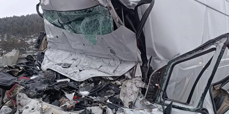 TIR’a çarpan minibüs kağıt gibi ezildi: 1 ölü