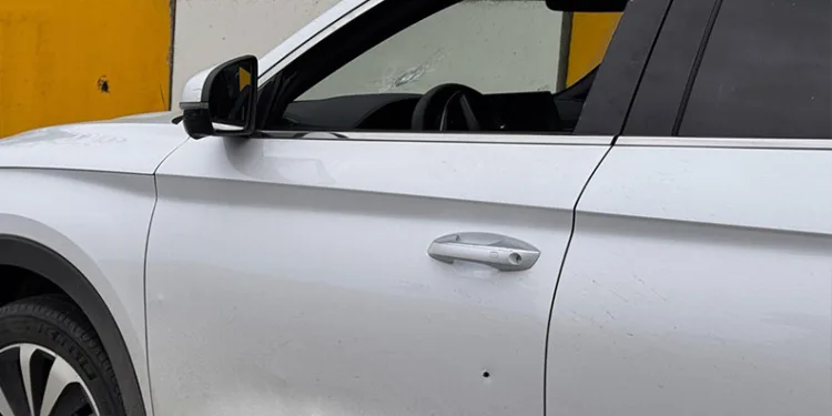 Park halindeki tıra çarpan minibüs kağıt gibi ezildi: 1 ölü
