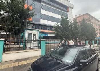 Özel kolejde öğretmenler iş bıraktı, veliler okulu bastı