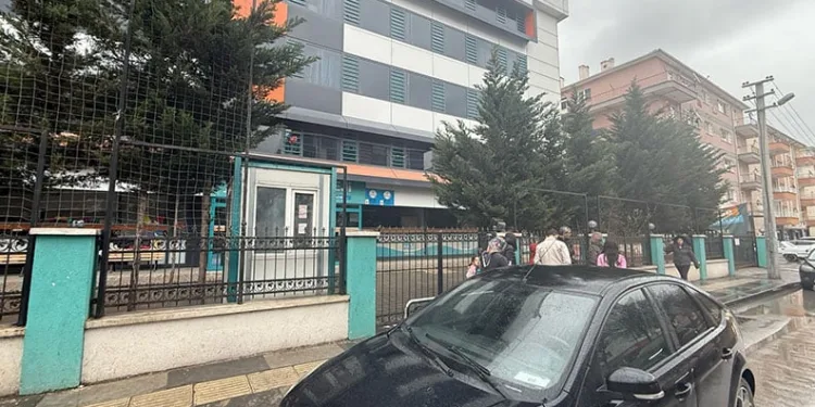 Özel kolejde öğretmenler iş bıraktı, veliler okulu bastı
