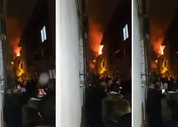 Bursa’da 4 katlı binanın çatı katı alevlere teslim oldu
