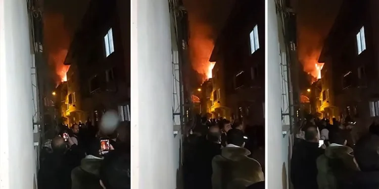 Bursa’da 4 katlı binanın çatı katı alevlere teslim oldu